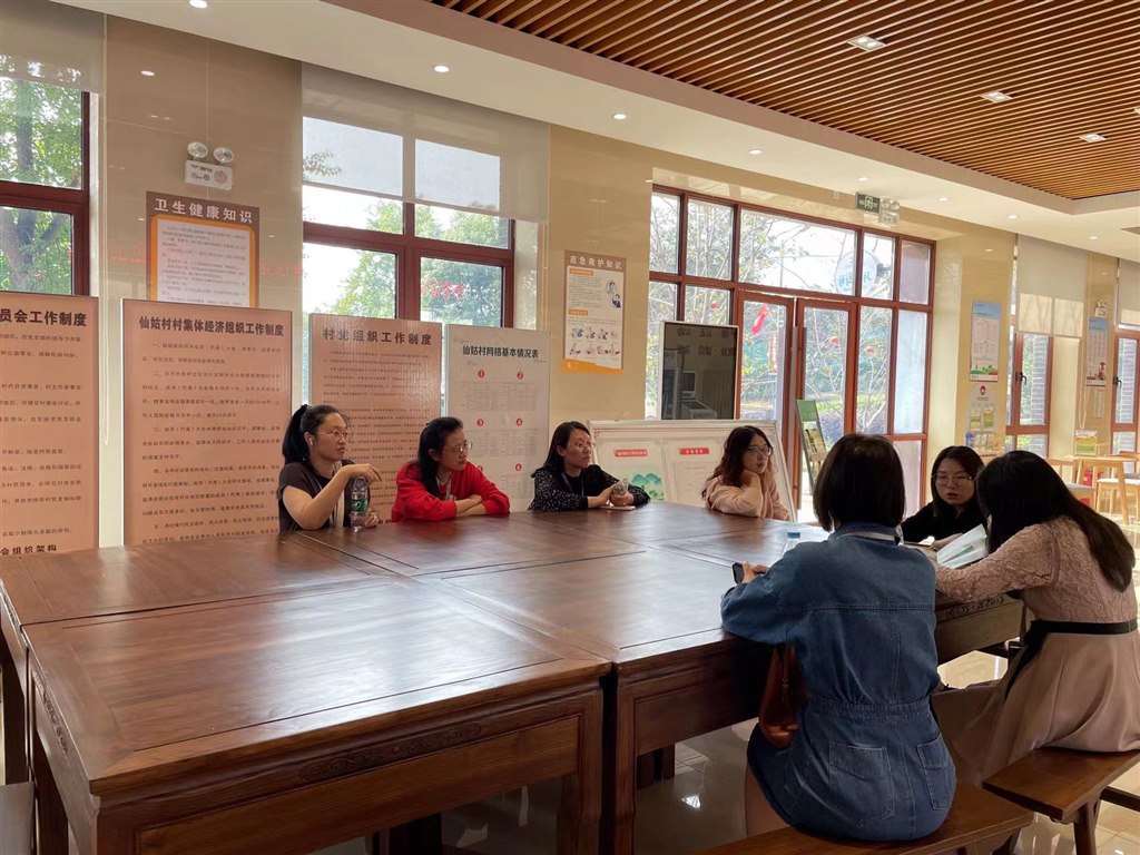 马院老师们在与薛埠镇宣传部谢杏林委员进行交流.jpg 马院老师们在与薛埠镇宣传部谢杏林委员进行交流.jpg