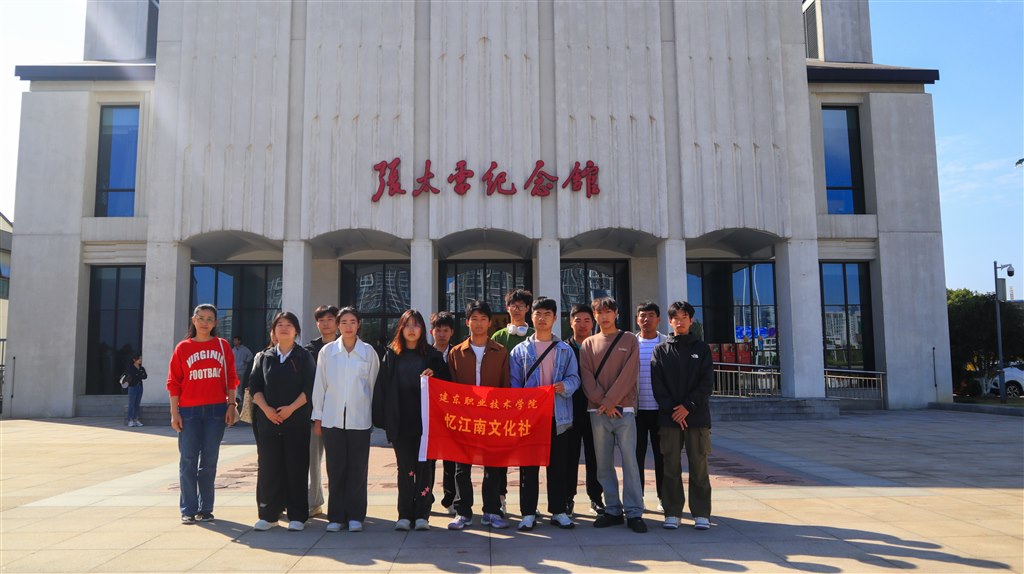 1参观张太雷纪念馆(左一为社团指导教师叶晓丹).jpg 1参观张太雷纪念馆(左一为社团指导教师叶晓丹).jpg