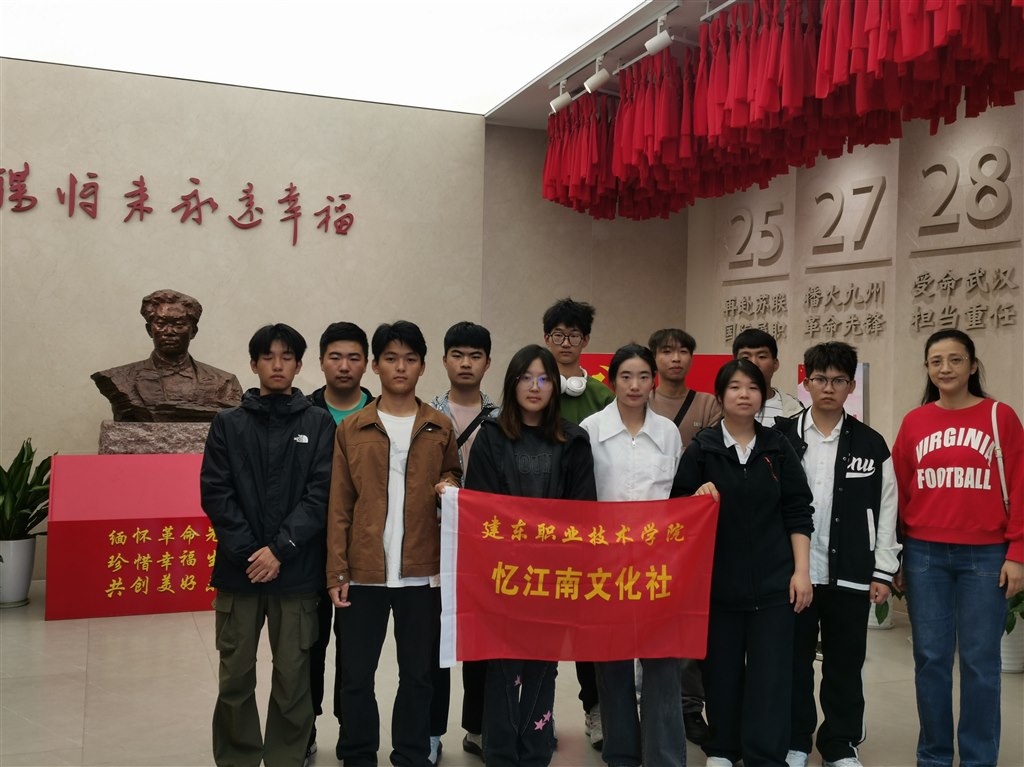 2在张太雷像前.jpg 2在张太雷像前.jpg