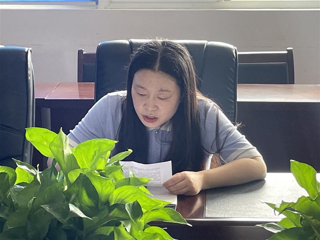 王艳君汇报工作.jpg 王艳君汇报工作.jpg