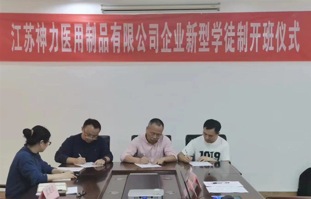 签订师徒三方协议.jpg 签订师徒三方协议.jpg