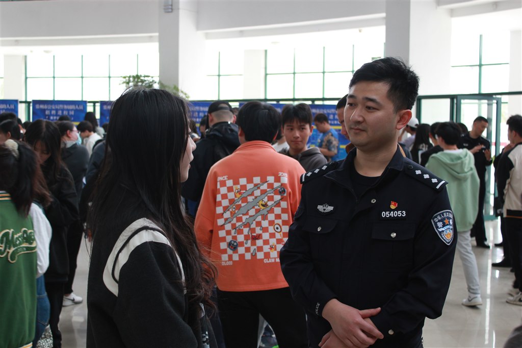 5现场咨询3.JPG 5现场咨询3.JPG