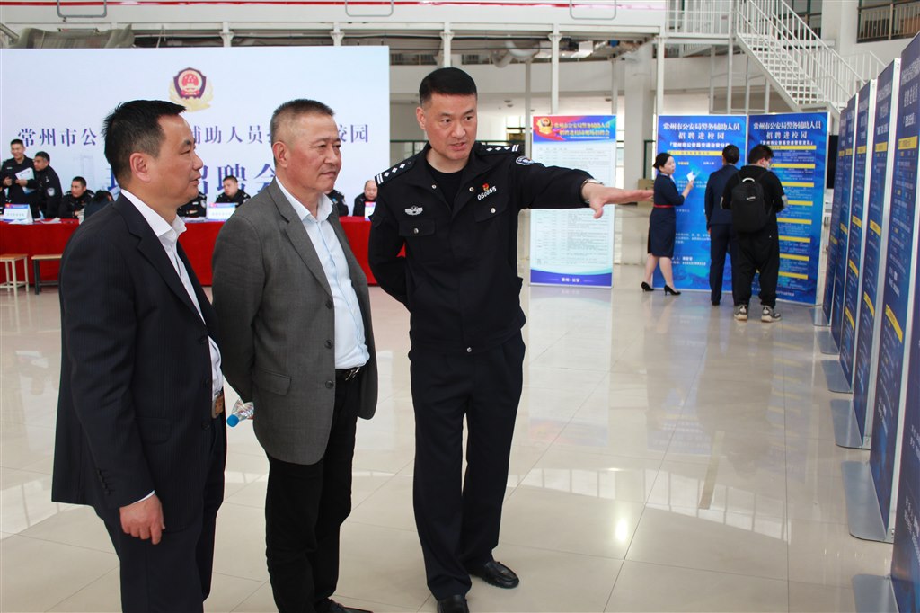 3辅助人员管理处处长毕连虎介绍招聘情况.JPG 3辅助人员管理处处长毕连虎介绍招聘情况.JPG