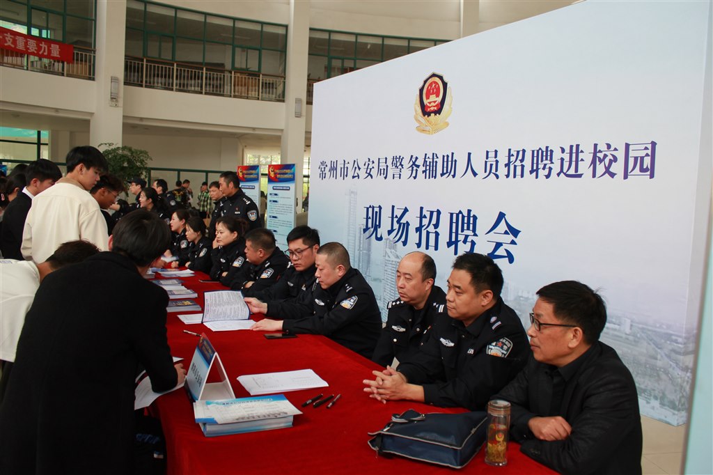 2招聘现场2.JPG 2招聘现场2.JPG