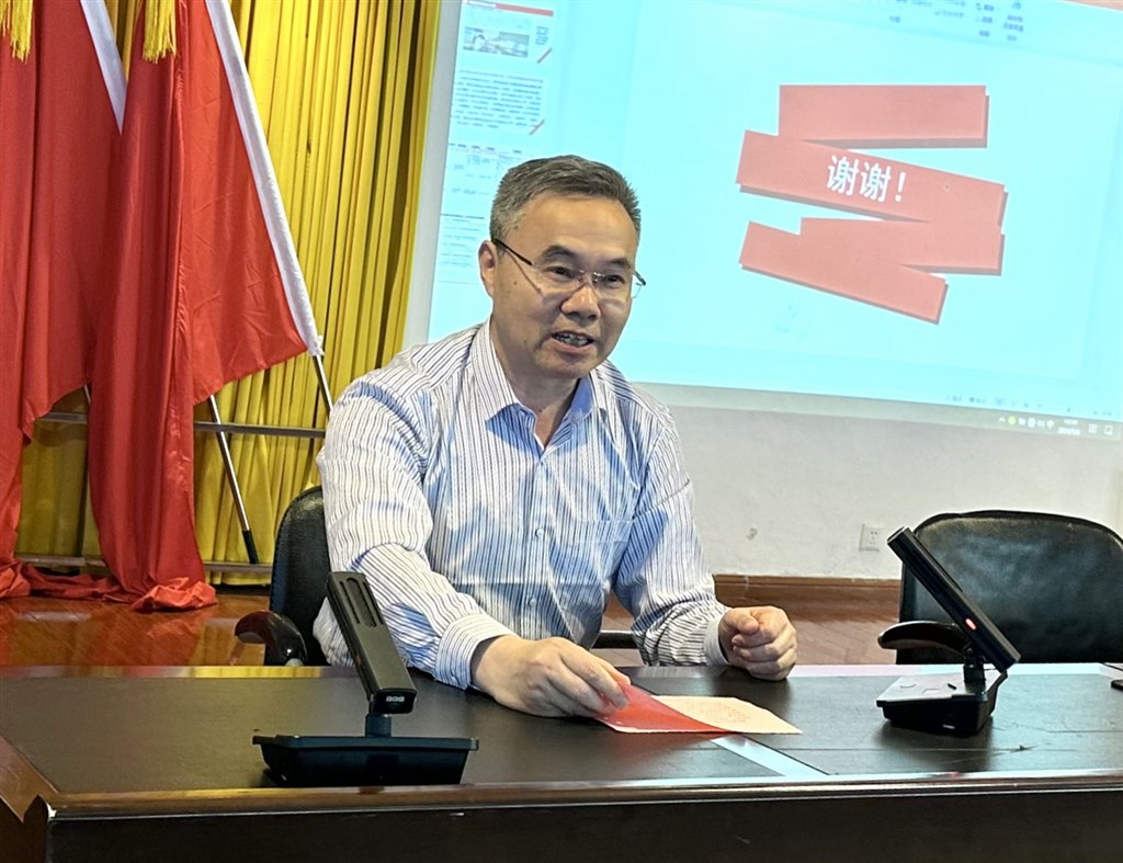 2.副院长张涛进行报告会总结.jpg 2.副院长张涛进行报告会总结.jpg