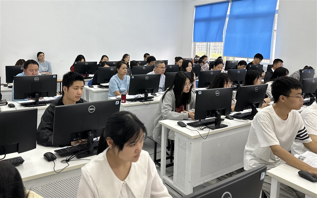 9任课教师认真观摩教学.jpg 9任课教师认真观摩教学.jpg