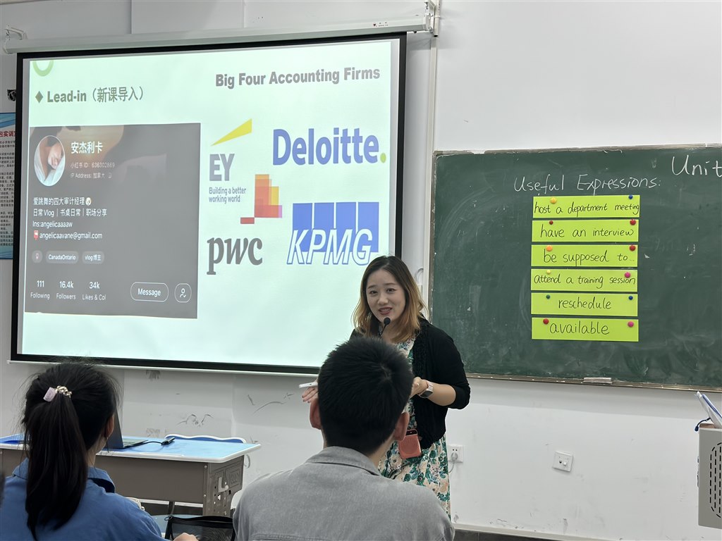 1.胡阳阳老师《职业英语》课程展示.jpg 1.胡阳阳老师《职业英语》课程展示.jpg