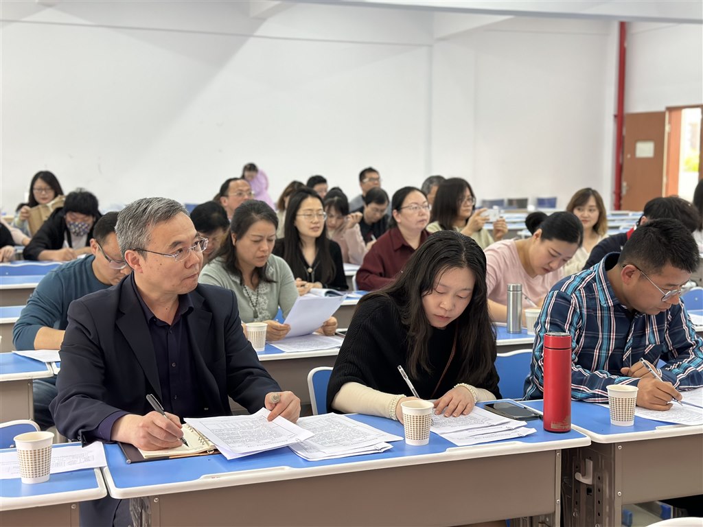 8.副校长张涛教授与全体教学督导担任评委.jpg 8.副校长张涛教授与全体教学督导担任评委.jpg