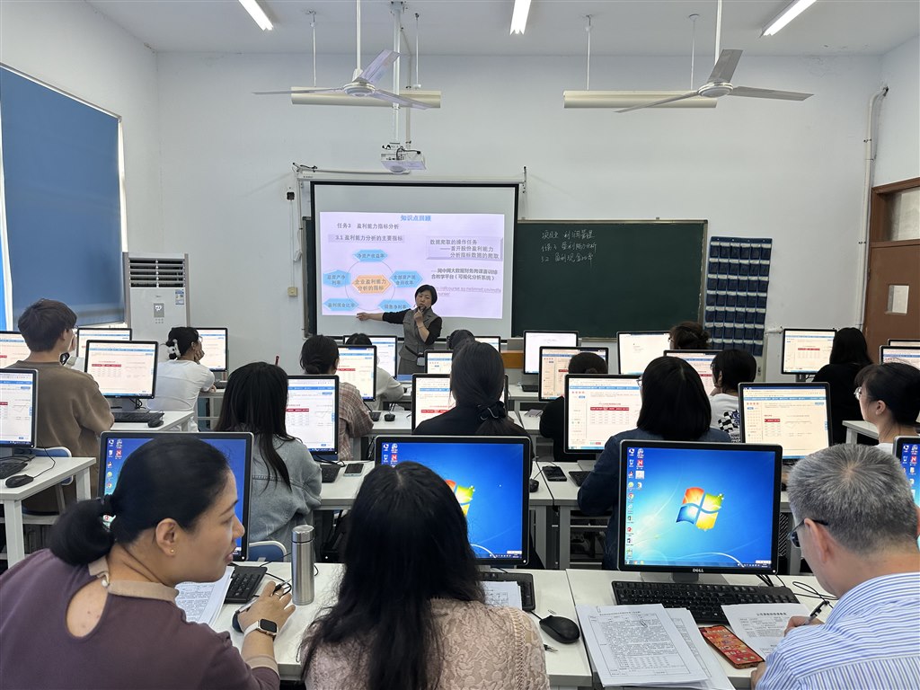 6.姜磊老师《财务管理》课程展示.jpg 6.姜磊老师《财务管理》课程展示.jpg