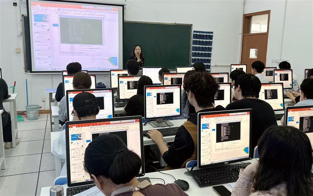 7.郑华君老师《C语言》课程展示.jpg 7.郑华君老师《C语言》课程展示.jpg