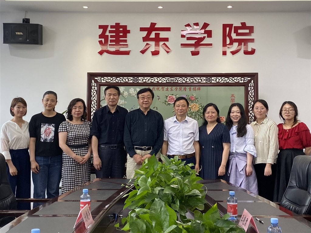 8建东与常大马院共建仪式全员合影.jpg 8建东与常大马院共建仪式全员合影.jpg