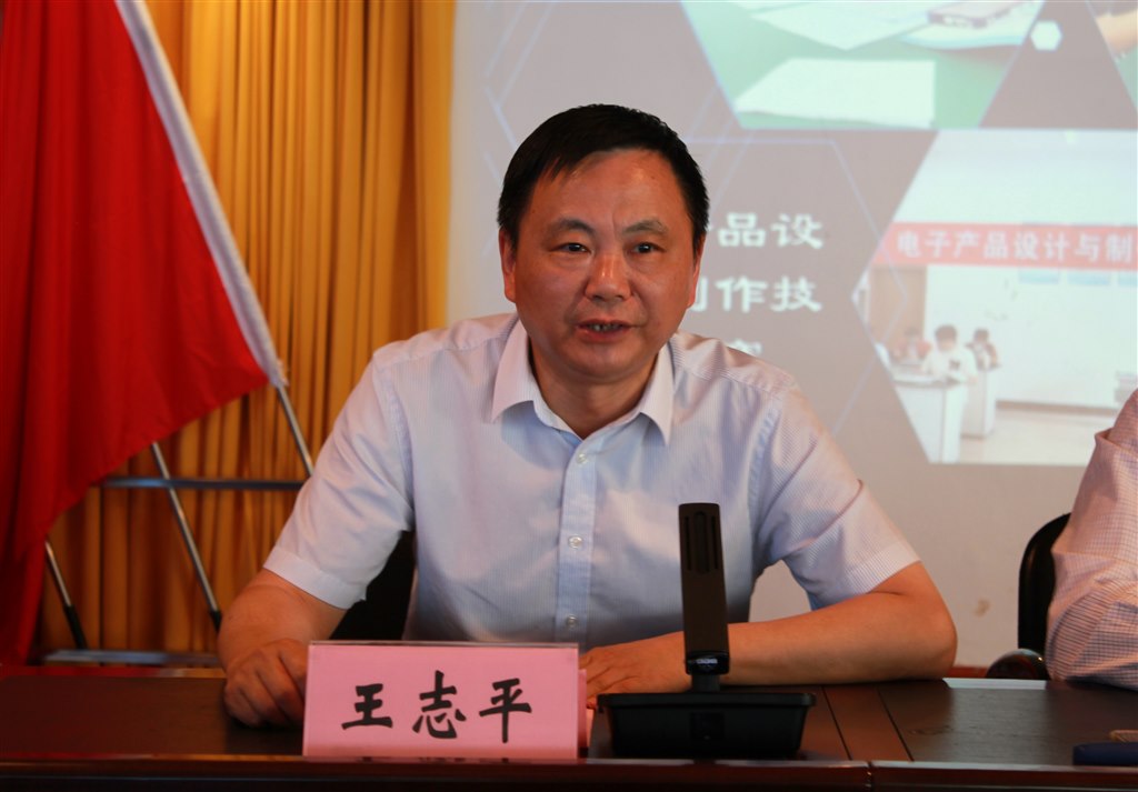 6党委书记王志平宣布科技节闭幕.JPG 6党委书记王志平宣布科技节闭幕.JPG