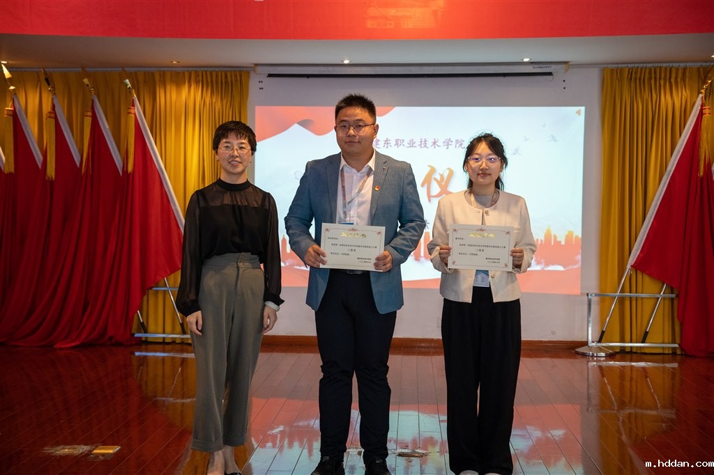 学工处长季艳为大赛三等奖获得者航服学院辅导员侍永权、经贸学院辅导员董杰颁奖.jpg