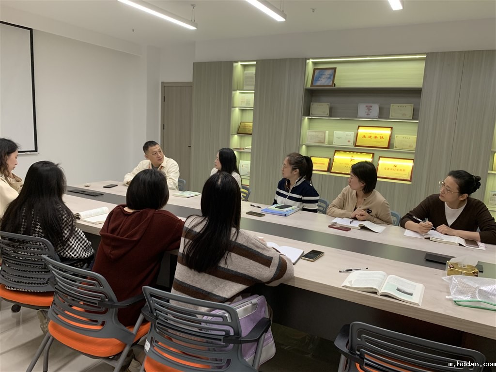 常州机电马院李昊远院长进行会后指导.jpg 常州机电马院李昊远院长进行会后指导.jpg