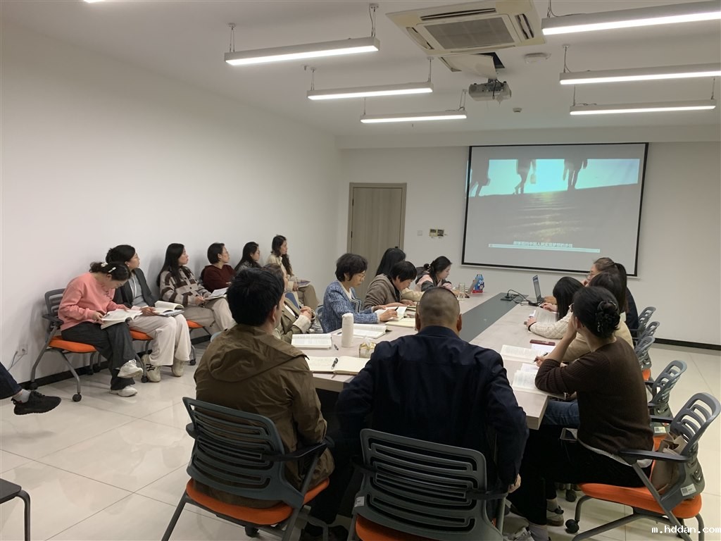 建东马院和常州机电学院德法、毛中特教研室老师集体备课现场.jpg 建东马院和常州机电学院德法、毛中特教研室老师集体备课现场.jpg